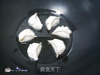 烫面水煎饺的做法步骤:11