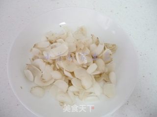 百合银耳莲子汤的做法步骤:2