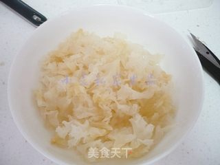 百合银耳莲子汤的做法步骤:4