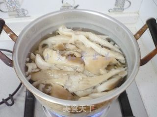 椒盐蘑菇的做法步骤：3