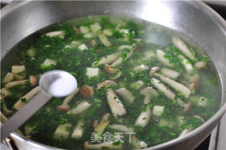 荠菜蟹菇豆腐羹的做法步骤:12