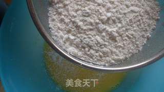 草莓奶油杯子蛋糕的做法步骤:2