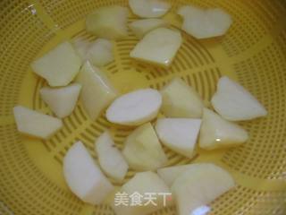 汤浓味美——腊排骨炖土豆的做法步骤:2