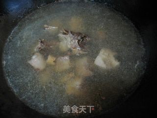 汤浓味美——腊排骨炖土豆的做法步骤：4