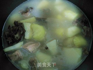 汤浓味美——腊排骨炖土豆的做法步骤：7