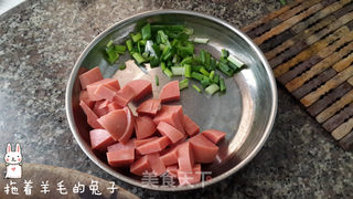 三文鱼火腿炒饭的做法步骤:2