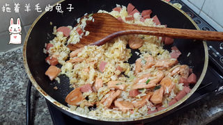 三文鱼火腿炒饭的做法步骤:8
