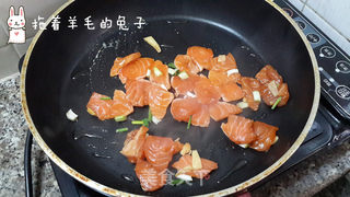 三文鱼火腿炒饭的做法步骤:5