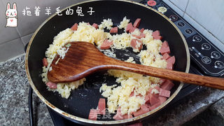 三文鱼火腿炒饭的做法步骤:7