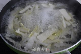中式蒸鳜鱼春蔬绸带面的做法步骤：3