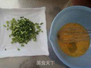 最经典的搭配——香葱鸡蛋饼的做法步骤:2