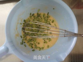 最经典的搭配——香葱鸡蛋饼的做法步骤:6