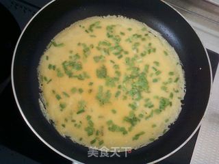 最经典的搭配——香葱鸡蛋饼的做法步骤:11