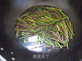 春天的野菜香---酒糟炒蕨菜的做法步骤：3