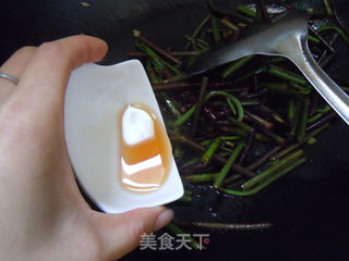 春天的野菜香---酒糟炒蕨菜的做法步骤:7