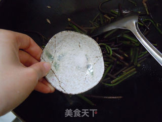 春天的野菜香---酒糟炒蕨菜的做法步骤:8