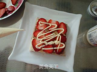 草莓鸡蛋三明治的做法步骤:12