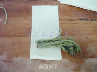 豆皮香椿卷的做法步骤:6