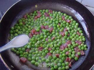 咸香软糯---腊肠炒豌豆的做法步骤:4