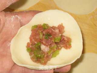 芹菜猪肉煎饺的做法步骤:9