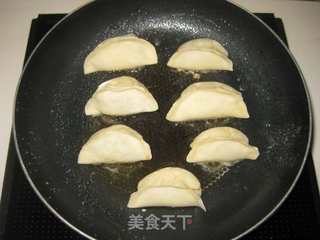 芹菜猪肉煎饺的做法步骤:11
