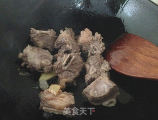 牛排骨炖萝卜的做法步骤:4