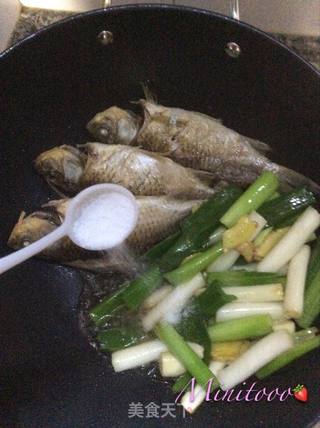 清炖鲫鱼的做法步骤:5