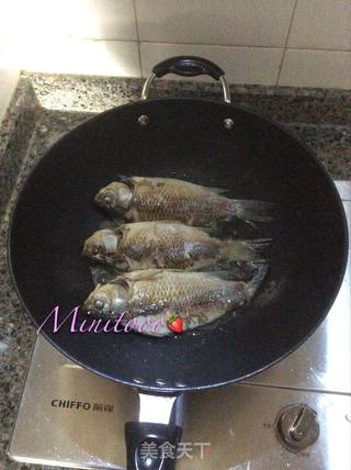 清炖鲫鱼的做法步骤:4