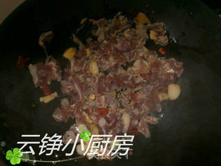 芥菜梗炒肉片的做法步骤:3