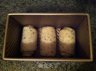 牛奶鸡蛋黑芝麻吐司的做法步骤:8