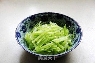 葱油莴笋的做法步骤:2