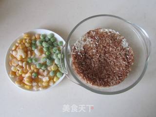 火腿红米肉松饭团的做法步骤：1