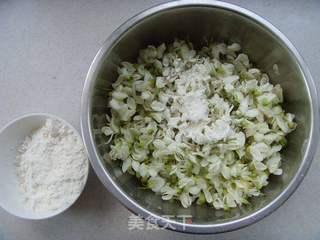 鲜香软滑---槐花麦饭的做法步骤:2