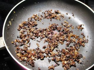 蒜苗木耳鸡蛋盒子的做法步骤:2