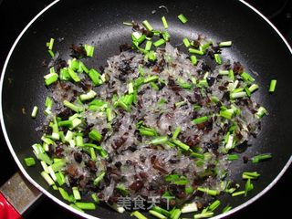 蒜苗木耳鸡蛋盒子的做法步骤:3