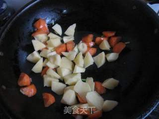 咖喱雪龙牛肉饭的做法步骤：1