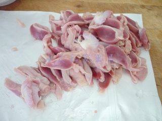 酸豆角炒鸡胗的做法步骤:2