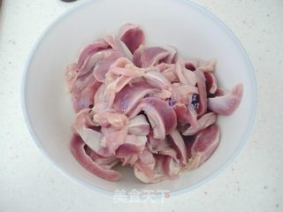 酸豆角炒鸡胗的做法步骤:3