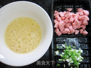 杂蔬火腿蛋炒饭的做法步骤：2