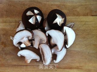 香菇炒油菜的做法步骤:2