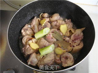 榛蘑炖鸡腿的做法步骤:6