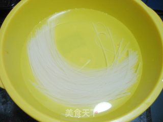 白萝卜粉丝汤的做法步骤:2