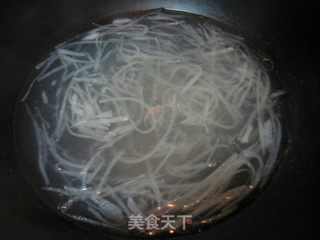 白萝卜粉丝汤的做法步骤:3
