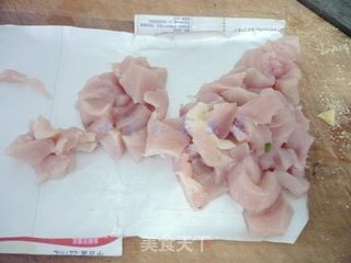 黑木耳口蘑炒鸡丁的做法步骤:2