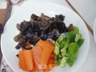黑木耳口蘑炒鸡丁的做法步骤:4