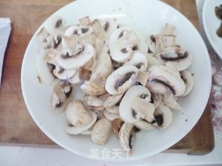 黑木耳口蘑炒鸡丁的做法步骤:5