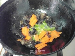 黑木耳口蘑炒鸡丁的做法步骤:8