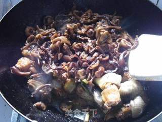 小鸡炖蘑菇的做法步骤:9