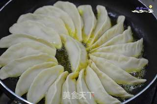 牛肉锅贴的做法步骤:5