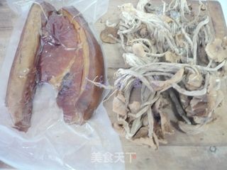 茶树菇炒腊肉的做法步骤：1